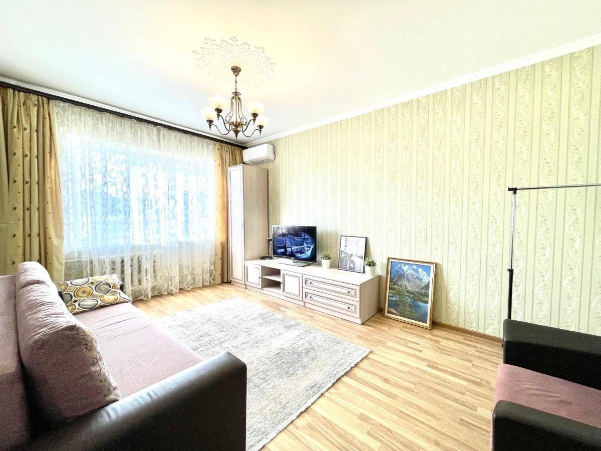 Cozy Three-Room Apartment With Mountain View 알마티 외부 사진