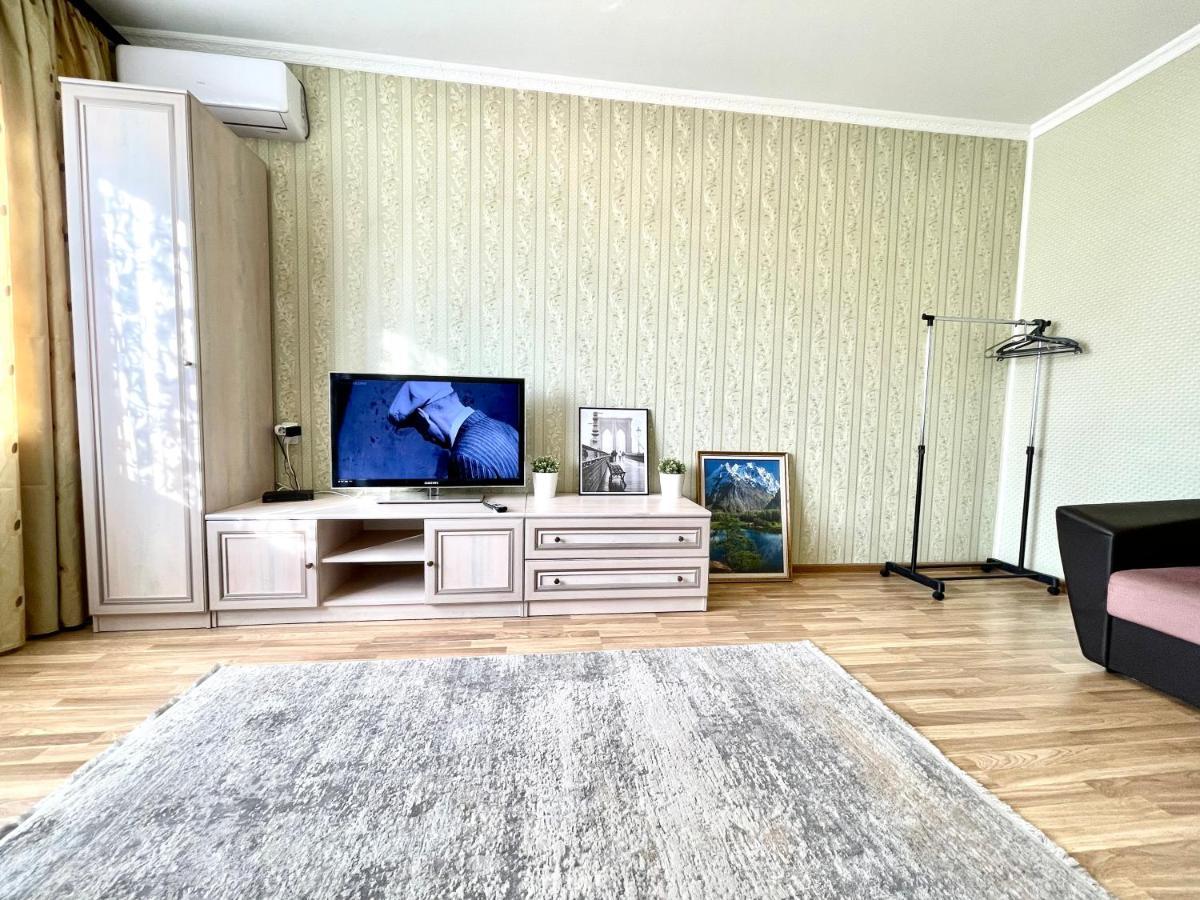 Cozy Three-Room Apartment With Mountain View 알마티 외부 사진
