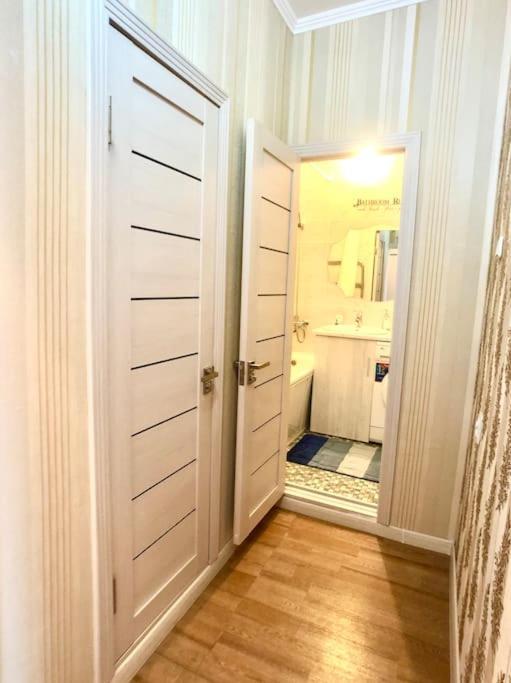 Cozy Three-Room Apartment With Mountain View 알마티 외부 사진