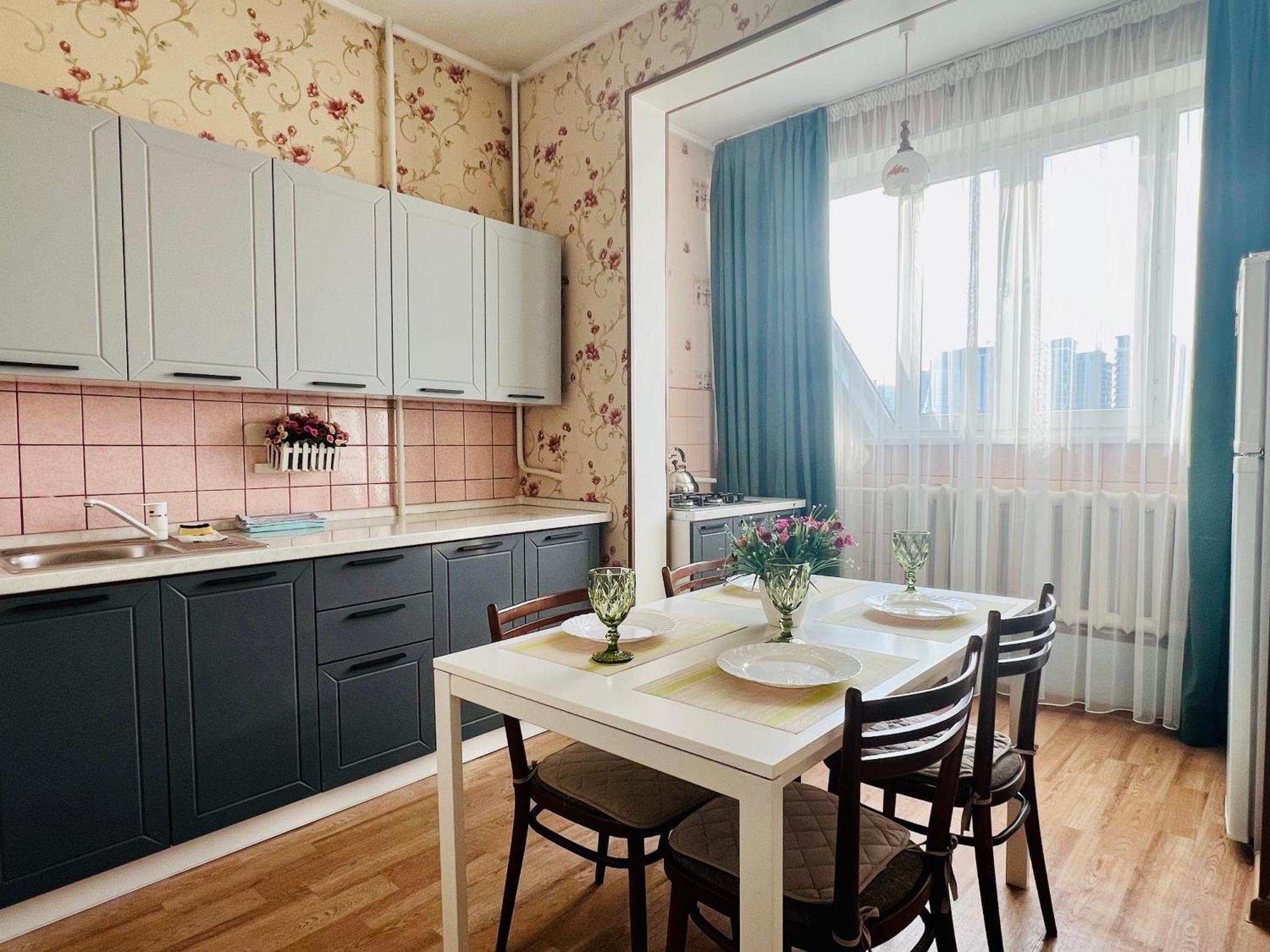 Cozy Three-Room Apartment With Mountain View 알마티 외부 사진
