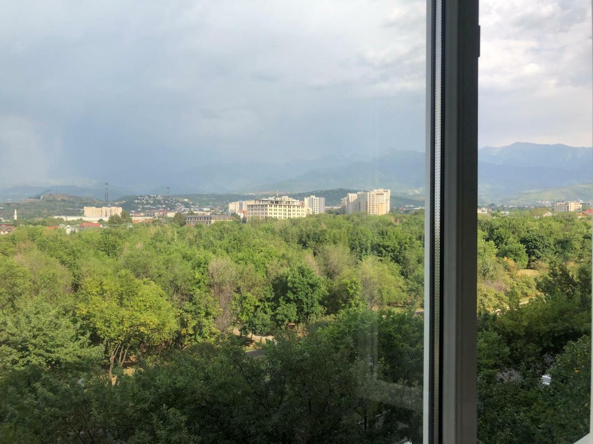 Cozy Three-Room Apartment With Mountain View 알마티 외부 사진